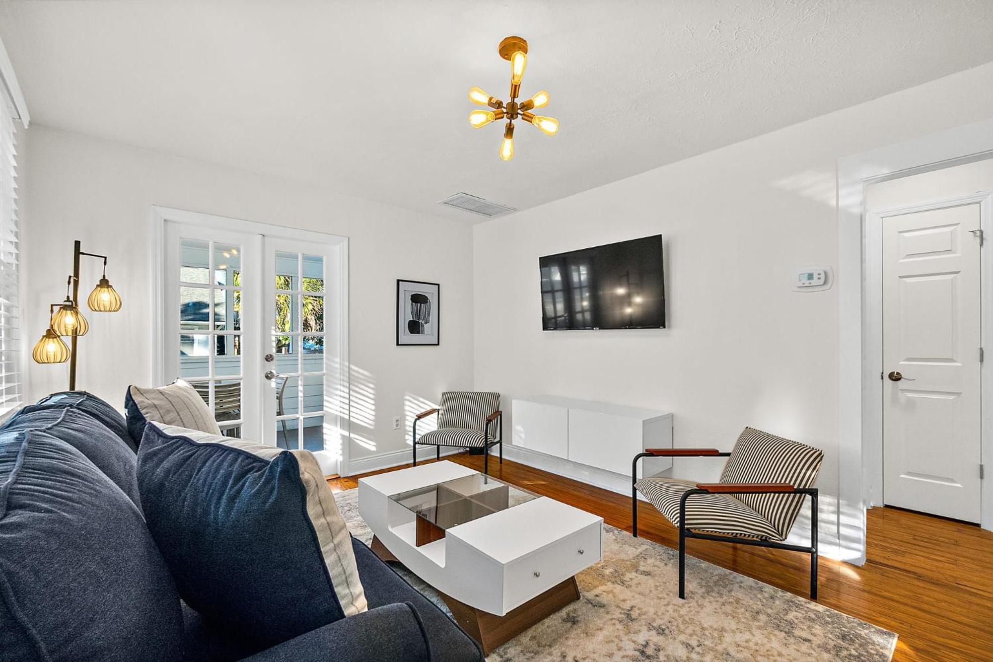 Апартаменты Private Uptown Flat - Walk To Nights Of Lights! Сент-Огастин Экстерьер фото