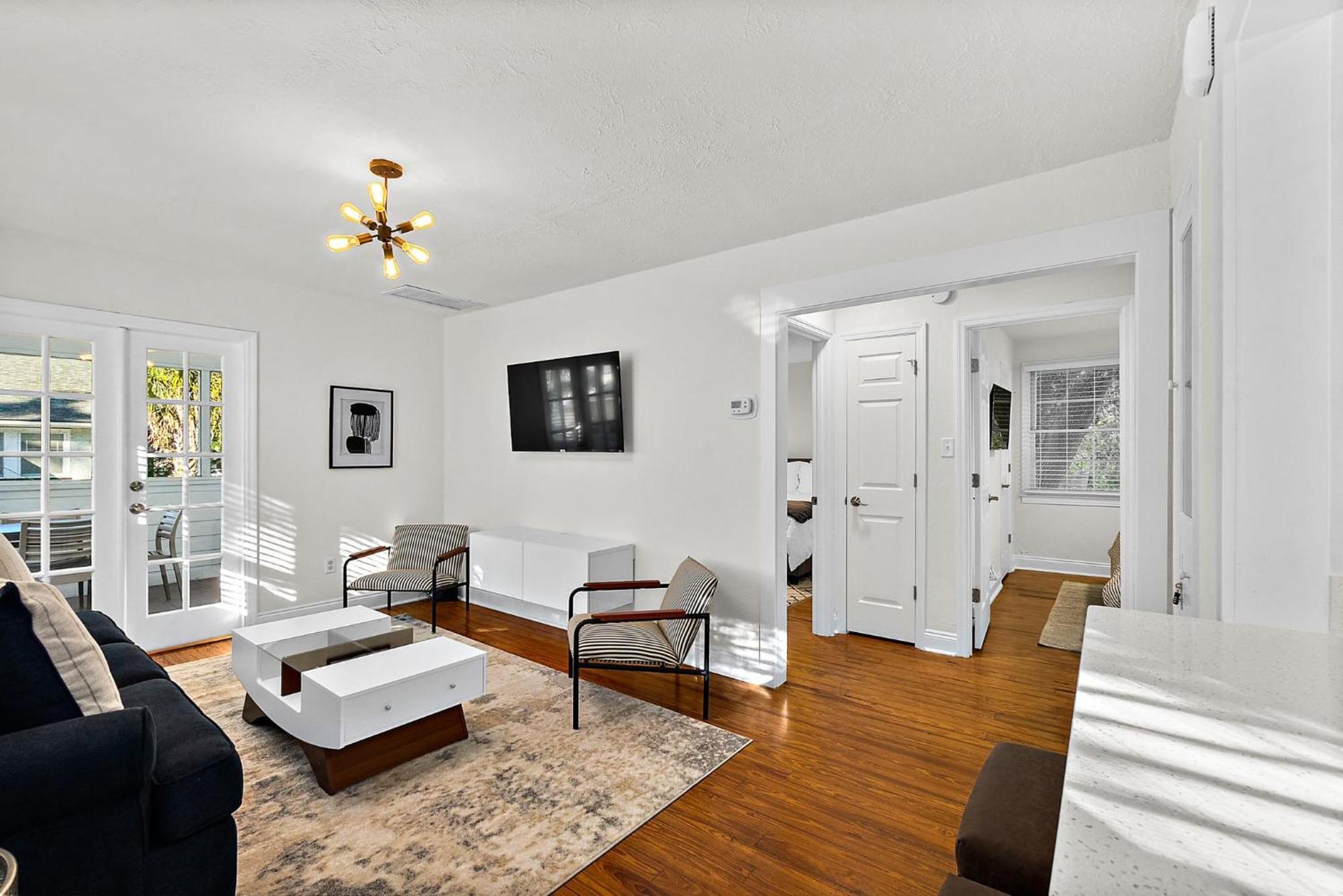 Апартаменты Private Uptown Flat - Walk To Nights Of Lights! Сент-Огастин Экстерьер фото
